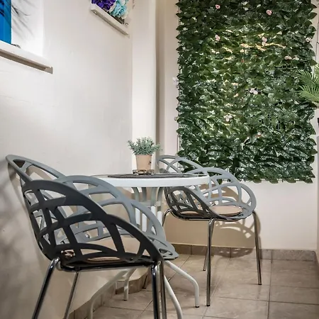 מלון דירות Lefkes 4*